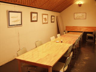 まんぼう画廊には長いテーブルがあります