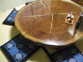 まんぼう丸の和室にある趣のあるテーブル